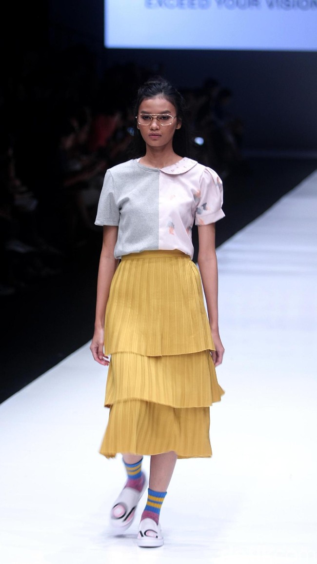 Rancangan busana terbaru dari Alex[a]lexa dengan mengusung tema Art School di Jakarta Fashion Week 2018, Senayan City, Jakarta, Rabu (25/10/2017). Foto: Mohammad Abdhu/Wolipop