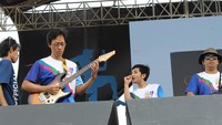 Band ini terdiri dari 6 personil, Santi sebagai vokalis, Suryo sebagai gitaris, Daus sebagai bassis, Fahri sebagai drumer, Oki sebagai keyboardis, dan Nugi sebagai gitaris melodi. (Foto: Amelia/detikHealth)