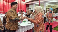 Prasetyo terlihat menyalami istri Anies, Ferry Farhati, yang juga hadir dalam coffee morning ini. Foto: Facebook/Anies Baswedan