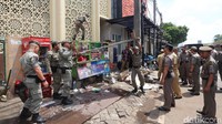 Para PKL dirazia karena menyalahi aturan dengan berjualan di atas trotoar.