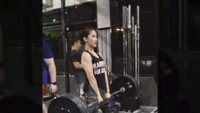 Nadia pun menjajal gerakan deadlift, yaitu suatu teknik latihan beban untuk melatih otot-otot. Tak tanggung-tanggung, beban yang diangkatnya mencapai 70 kilogram. Foto: Instagram/Nadia Mulya
