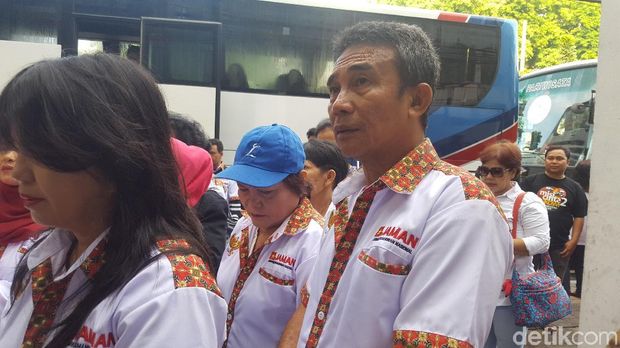Para relawan berdoa bersama sebelum berangkat ke Solo