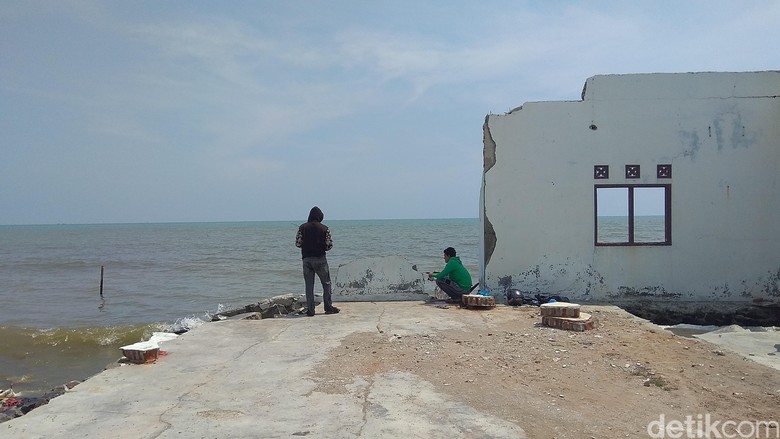 Geliat Warga Karawang Memancing Di Puing Desa Abrasi