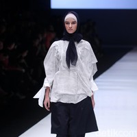 Koleksi terbaru dari brand Kami Idea yang kini berganti nama menjadi KAMI mengusung tema Cacti di Jakarta Fashion Week 2018, Senayan City, Jakarta, Rabu (25/10/2017). Foto: Mohammad Abduh/Wolipop