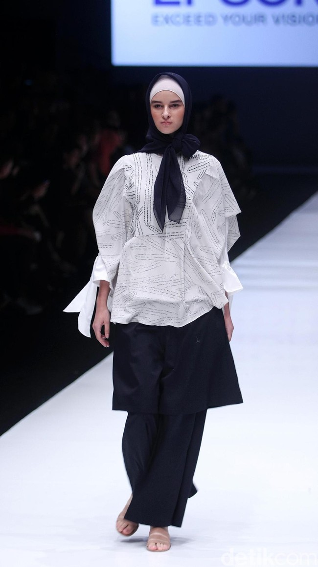Koleksi terbaru dari brand Kami Idea yang kini berganti nama menjadi KAMI mengusung tema Cacti di Jakarta Fashion Week 2018, Senayan City, Jakarta, Rabu (25/10/2017). Foto: Mohammad Abduh/Wolipop