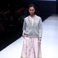 Rancangan busana terbaru dari Alex[a]lexa dengan mengusung tema Art School di Jakarta Fashion Week 2018, Senayan City, Jakarta, Rabu (25/10/2017). Foto: Mohammad Abdhu/Wolipop