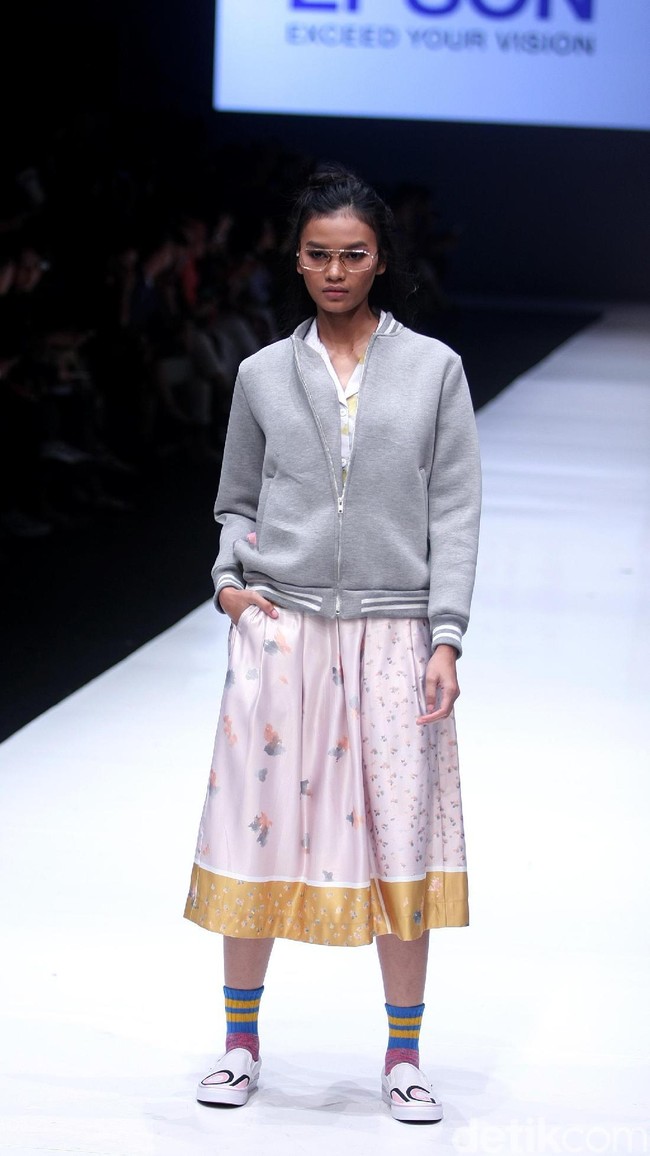 Rancangan busana terbaru dari Alex[a]lexa dengan mengusung tema Art School di Jakarta Fashion Week 2018, Senayan City, Jakarta, Rabu (25/10/2017). Foto: Mohammad Abdhu/Wolipop