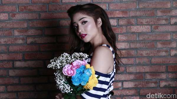 Senyum Merekah Nikita Willy Senyum Merekah Nikita Willy