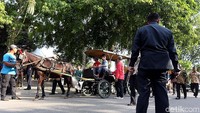 Kirab diawali dengan rombongan polwan diakhiri dengan rombongan kereta kuda.