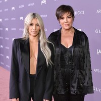 Inilah foto terbaru Kriss Jenner bersama Kim Kardasahian pada 4 November 2017. Inilah bukti Kris Jenner yang kini berusia 62 tahun tapi wajahnya tak menua.  Foto: dok. Getty Images