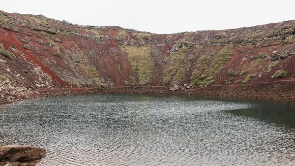 Jika diperhatikan warna sekeliling danau didominasi merah. Ada pula warna hijau di area yang ditumbuhi lumut (Thinkstock) Jika diperhatikan warna sekeliling danau didominasi merah. Ada pula warna hijau di area yang ditumbuhi lumut (Thinkstock)