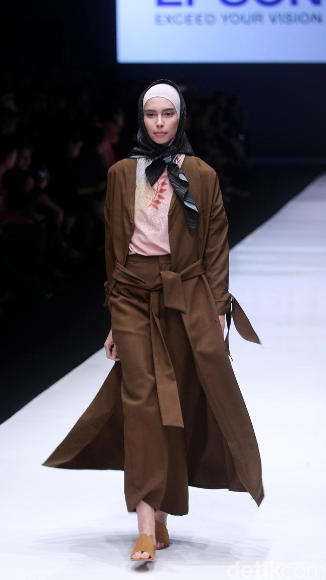 Koleksi terbaru dari brand Kami Idea yang kini berganti nama menjadi KAMI mengusung tema Cacti di Jakarta Fashion Week 2018, Senayan City, Jakarta, Rabu (25/10/2017). Foto: Mohammad Abduh/Wolipop