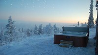 Di Levin Iglut, Lapland, Finlandia juga terdapat fasilitas perapian dan sauna pribadi juga mengamati langit di malam hari dari jendela panorama. Atau traveler bisa menikmati aurora sambil berendam di bathtub hangat di luar ruangan (CNN Travel)