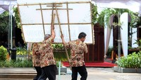Petugas menggotong karangan bunga untuk Kahiyang-Bobby.