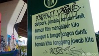 Taman Jomblo dihiasi coretan ulah tangan jahil.