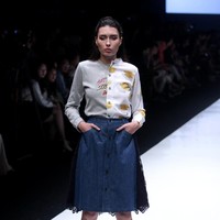 Rancangan busana terbaru dari Alex[a]lexa dengan mengusung tema Art School di Jakarta Fashion Week 2018, Senayan City, Jakarta, Rabu (25/10/2017). Foto: Mohammad Abdhu/Wolipop