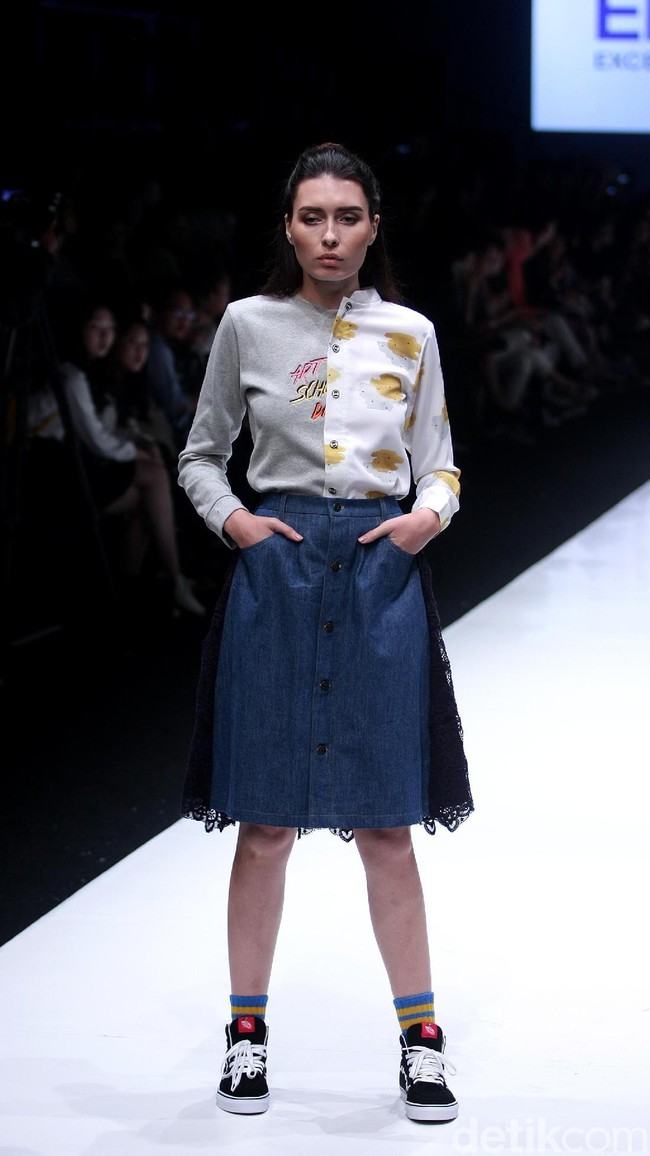 Rancangan busana terbaru dari Alex[a]lexa dengan mengusung tema Art School di Jakarta Fashion Week 2018, Senayan City, Jakarta, Rabu (25/10/2017). Foto: Mohammad Abdhu/Wolipop