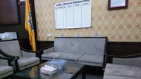 Dari lobi utama, terdapat lorong yang mengarah ke lift, dan kiri kanannya adalah ruang kerja pimpinan DPRD Bali. Ada 1 ruang Ketua DPRD Bali, 3 ruang Wakil Ketua DPRD Bali dan 1 ruang Sekretaris DPRD Bali. Ruangan Swastika berada di bagian terluar dekat ruangan Sekpri Pimpinan DPRD Bali. 