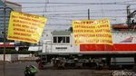 Perlintasan KA Ditutup Total, Warga Kemayoran Protes