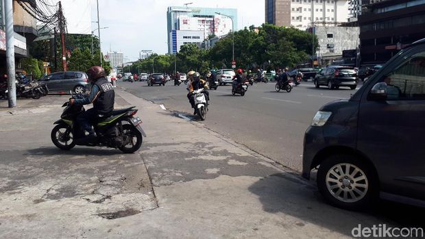 Penampakan pemotor yang lawan arus. 
