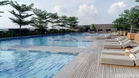 Lantai 6 menjadi pusat kegiatan relaksasi buat para tamu, namanya Largo. Largo dilengkapi dengan kolam renang dan tempat berjemur. Tersedia juga camilan untuk para tamu (Bayu Ardi Isnanto/detikTravel)