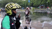 Pemotor nekat melawan arah di kawasan Kemayoran, Jakarta Pusat, Senin (06/11/2017).