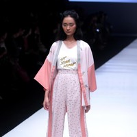 Rancangan busana terbaru dari Alex[a]lexa dengan mengusung tema Art School di Jakarta Fashion Week 2018, Senayan City, Jakarta, Rabu (25/10/2017). Foto: Mohammad Abdhu/Wolipop