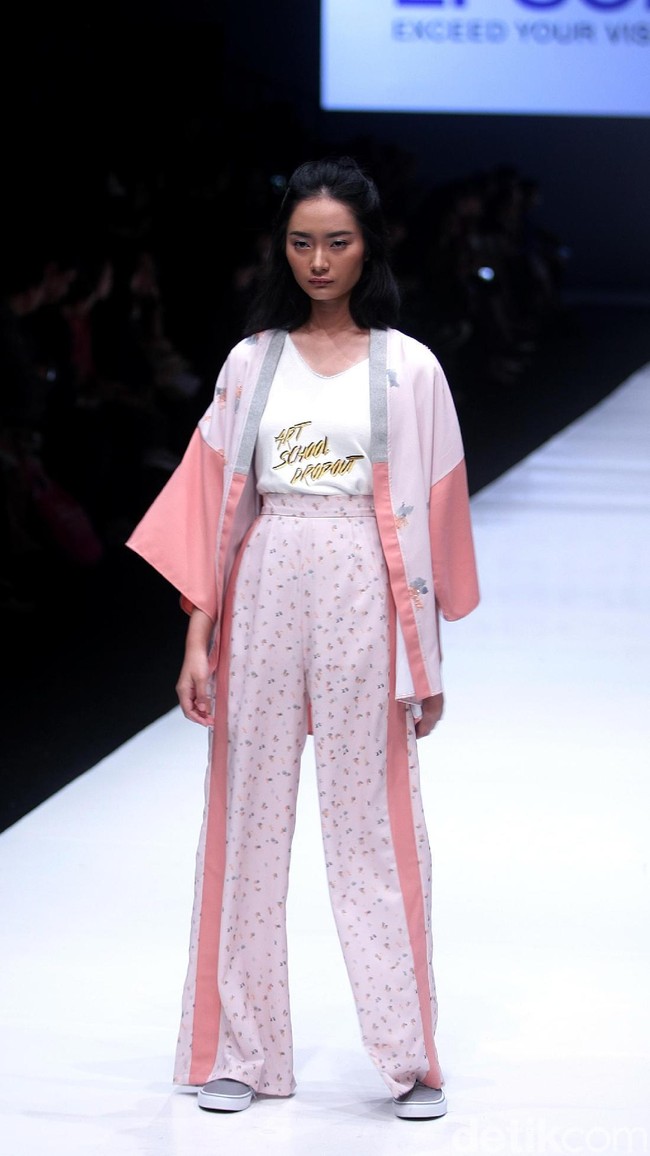 Rancangan busana terbaru dari Alex[a]lexa dengan mengusung tema Art School di Jakarta Fashion Week 2018, Senayan City, Jakarta, Rabu (25/10/2017). Foto: Mohammad Abdhu/Wolipop