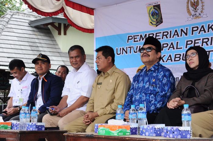 Foto: Direktur Jenderal Minyak dan Gas Bumi Kementerian ESDM Ego Syahrial (kemeja putih dan celana coklat) saat pembagian 1.438 konverter kit gratis (Dok. Ditjen Migas) Foto: Direktur Jenderal Minyak dan Gas Bumi Kementerian ESDM Ego Syahrial (kemeja putih dan celana coklat) saat pembagian 1.438 konverter kit gratis (Dok. Ditjen Migas)