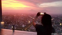 Hotel Alila Solo tempat menginap calon mantu Jokowi, memiliki fitur unik berupa rooftop yang spesial. Dari sini, kita bisa melihat sunset yang romantis di Kota Solo (Bayu Ardi Isnanto/detikTravel)