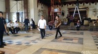 Sedangkan untuk memunculkan nuansa elegan, dia menggunakan warna dominan merah marun.