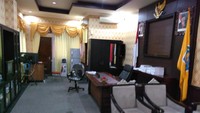 Ruangan berukuran sekira 5 x 7 meter itu tak terkunci dan bagian dalamnya dilengkapi beragam furnitur seperti lemari besar, meja kerja, kursi kerja, sofa set, lemari, TV, kulkas, dispenser dan sejumlah meja lainnya. Ruangan tersebut cenderung bersih dan rapi seolah belum dimasuki orang sejak pagi.