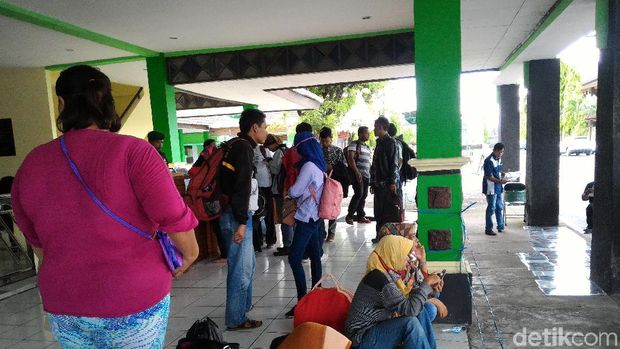 Jelang Pernikahan Putri Jokowi, Relawan Mulai Tiba di Asrama Haji