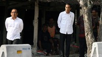 Dengan mengenakan kemeja berwarna putih dan celana berwarna hitam, Jokowi datang ke depan Gedung Graha Saba Buana pukul 15.30 WIB.