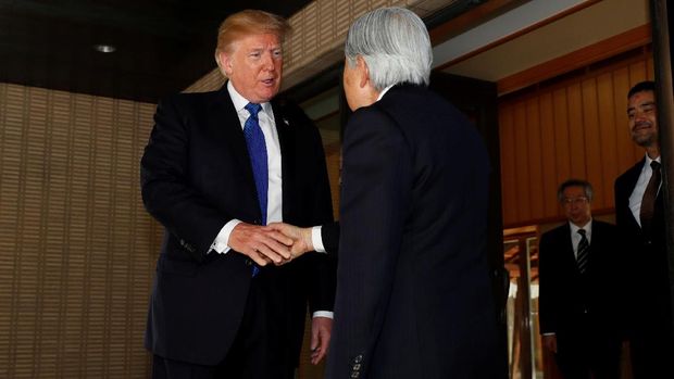 Trump saat bertemu dengan Kaisar Akihito