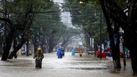 Badai dengan kecepatan angin mencapai 90 km per jam itu, telah merusak lebih dari 40.000 rumah, merobohkan tiang listrik dan pepohonan. (Foto: Dok. REUTERS/Kham)