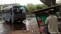Termasuk bus ini.