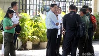 Luhut juga sempat berbincang dengan personel TNI yang ada di lokasi selama sekitar 10 menit.