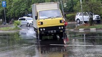 Tidak hanya pemotor, pemobil juga melakukan hal yang sama.
