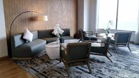 Naik ke lantai 30, terdapat Skylounge. Di lantai ini, pengunjung dapat menikmati suasana tenang dan nyaman sambil menyaksikan pemandangan dari balik dinding kaca (Bayu Ardi Isnanto/detikTravel)