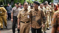 Anies Baswedan terlihat akrab berjalan bersama Prasetyo Edi. Foto: Facebook/Anies Baswedan