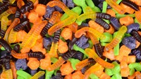 Gummy worms, makanan jelly berbentuk cacing ini tergolong camilan favorit anak-anak. Namun orang tua harus waspada, 10 buah jellu ini bisa mengandung hingga 44 gram gula, setara dengan 11 gula sachet. (Foto: ilustrasi/thinkstock)
