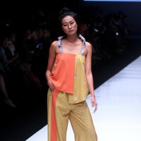 Rancangan busana terbaru dari Alex[a]lexa dengan mengusung tema Art School di Jakarta Fashion Week 2018, Senayan City, Jakarta, Rabu (25/10/2017). Foto: Mohammad Abdhu/Wolipop