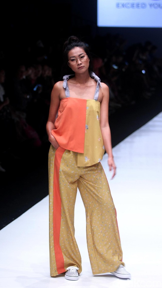 Rancangan busana terbaru dari Alex[a]lexa dengan mengusung tema Art School di Jakarta Fashion Week 2018, Senayan City, Jakarta, Rabu (25/10/2017). Foto: Mohammad Abdhu/Wolipop