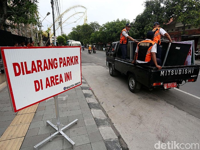 Resepsi pernikahan putri Jokowi akan digelar di Gedung Graha Saba Buana, Jalan Letjen Suprapto, Solo. Rambu dilarang parkir pun kini dipasang di jalan itu.