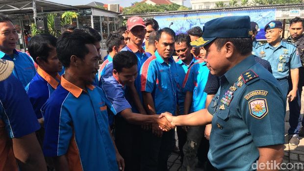 Pangarmabar Laksamana Muda TNI Aan Kurnia tinjau keselamatan penumpang di Ancol