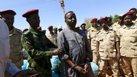 Pria yang belum diketahui identitasnya itu diduga merupakan pimpinan penyelundup ganja tersebut. Usai penyergapan, pria ini pun dijaga ketat militer Sudan. (Foto: Reuters/Mohamed Nureldin Abdallah)