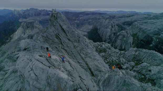 Saat Turis China Mendaki Puncak Tertinggi Indonesia