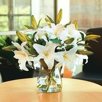 Lili Casa Blanca dikenal dengan keindahannya yang elegan. Lili jenis ini memiliki kelopak besar terbuka yang memperlihatkan putik cantik di dalamnya. Casa Blanca juga mempunyai wangi lembut yang khas untuk pernikahan Kahiyang Ayu dan Bobby. Foto: Dok. Pinterest