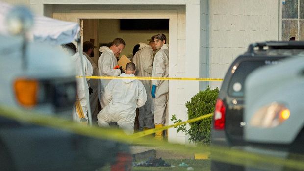Petugas forensik menyisir gereja Texas yang menjadi lokasi penembakan brutal